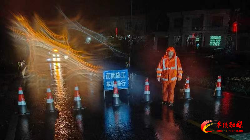 ​受台风格美影响，茶陵县发生强降雨天气。为保障人民群众出行安全，茶陵县交通事务中心实行24小时不间断道路巡查，加强应急处置和值班值守，多举措确保道路安全畅通。